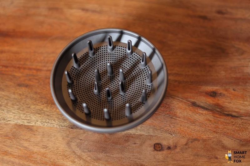 Man sieht den Diffusor des Dyson Supersonic.